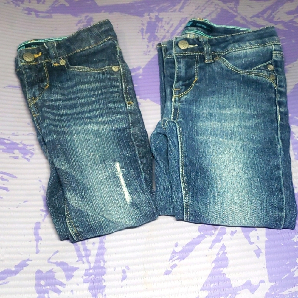 2 pairs of Levis distressed Regular